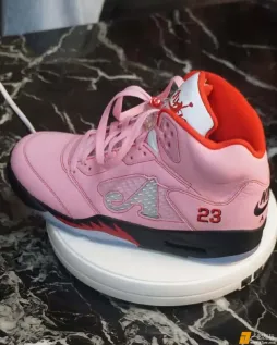 Awake x Air Jordan 5 更多实物图曝光，除了侧面的A，鞋舌也将Jumpman Logo和Awake Logo结合了，黑粉也是粉！  images via TheStockRoom ​