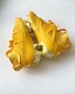 明日超级碗酋长队Jet Mckinnon与RasheeRice将要上脚这两款球鞋，你更喜欢哪双？  images via seantehdon&kotakustoms ​​​