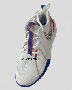 Nike G.T. Cut 3 GS「All-Star」  GT Cut 3 GS版本「全明星」配色，白色为主的鞋身搭配全明星经典的红色和蓝色，SWOOSH为彩色碎片质感，预计成人版本的全明...