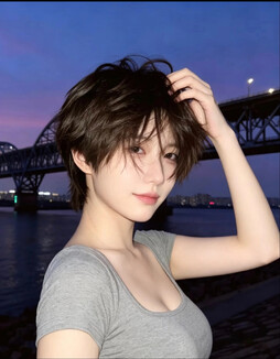 夏夜江边短发很美