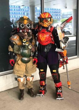 派友astronautgecko和朋友将前往波士顿的粉丝展 这是他俩的COS[666] #apex英雄##cosplay# ​​​