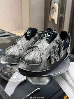 阿迪还是很前卫，这不是AI，是真的，阿迪出了一款“攻速鞋”，建议各大赛区的AD选手们抓紧入手，有加成～[doge]  #电竞趣聊#  ​