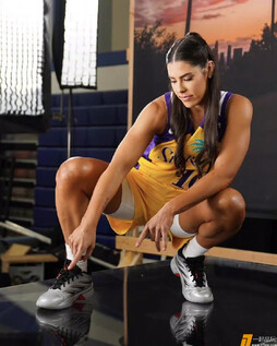 Kelsey Plum x adidas Basketball  华子最新系列短片中，除了AE2和Believe That. 1之外，还正式官宣了凯尔西·普拉姆正式加入阿迪篮球大家庭🏀 ​​​