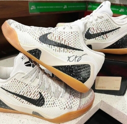 Nike Zoom Kobe 9 Elite Low “HTM”  有朋友知道这双鞋的故事吗？据说，只有24双！   image via mambakixx ​​​