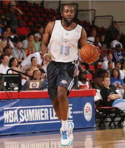 #SoleWatch[超话]#  经典老照片：2009年，新秀时期的哈登在夏季联赛中，上脚Nike Kobe 4~
