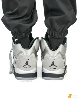 AJ5 Wings真身显露！不是假想的纯黑色！！！这很马刺！  images via fkzsnkrs ​
