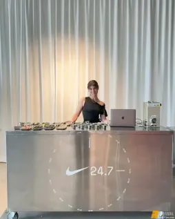 Nike NYC 联名快闪，用24.7的概念把全天候运动生活方式拉满。激光雕刻、定制饰件、DIY charm……