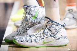 #赛场鞋事报#   Karl-Anthony Towns & Nike Hyperdunk X PE  ©David Sherman ​​​