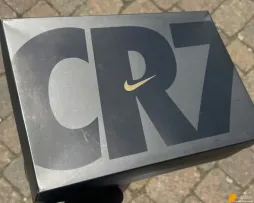 一双专为C罗定制的“What The CR7”战靴，灵感融合了他职业生涯中最具代表性的7款Mercurial球鞋