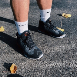 虽然现在Air Jordan 37代风光无限，你身边的小伙伴还有穿Air Jordan xxx实战的吗？