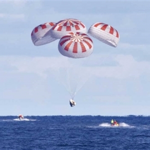 NASA承认：SpaceX龙飞船返回舱着陆测试失败、四把降落伞全坏
